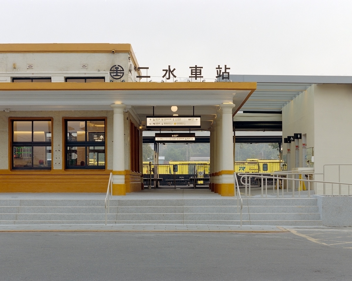 After 07|原設於屋頂的「二水車站」標示,改以專為集集線設計的簡約字體設置於建築右側,使車站整體輪廓更為清晰.jpg
